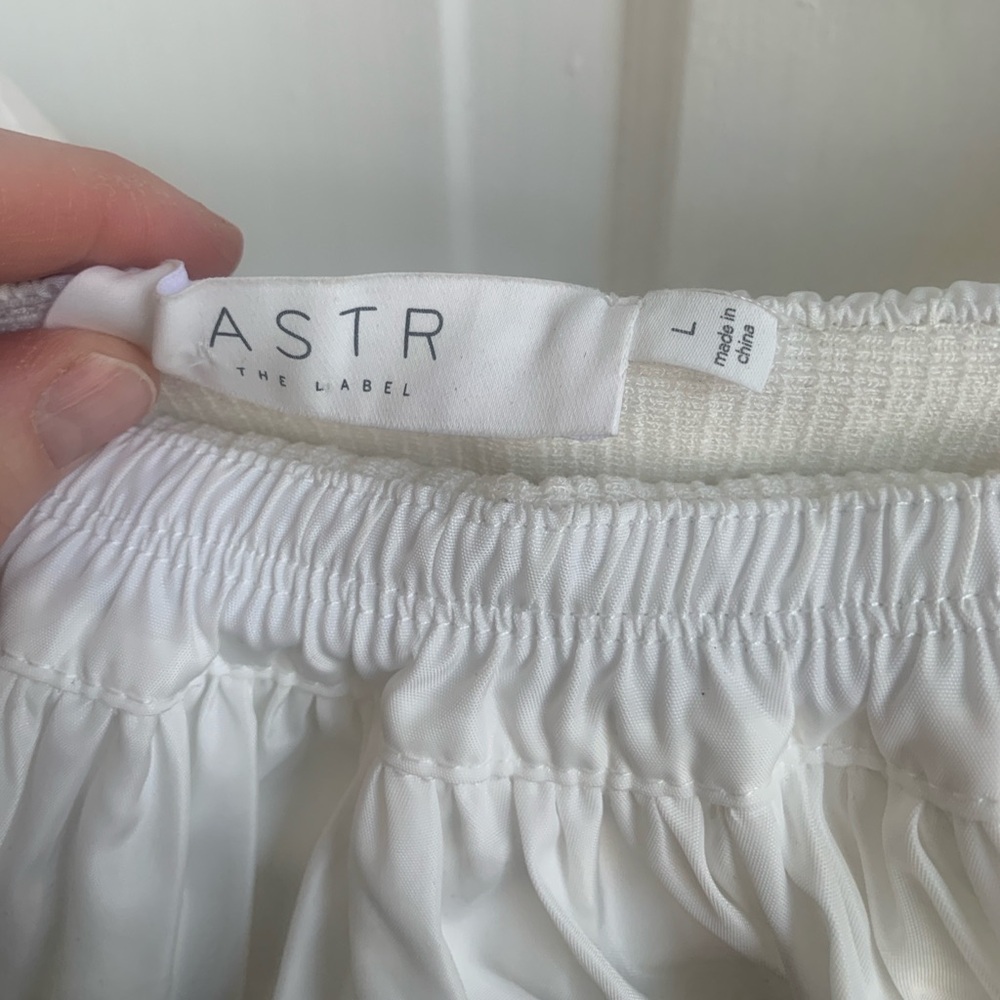 ASTR the Label Cherie White Off Shoulder Ruffle Top Large - Picture 3 of 9